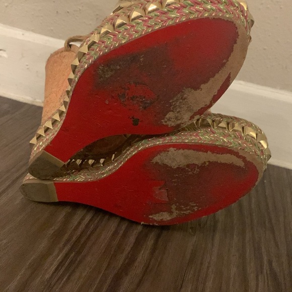 Authentic Louboutin Cork Bloom Print Cataclou Studded Wedge Sandals in Light Gol - Picture 17 of 17
